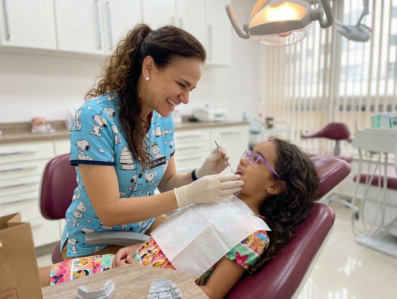 Dra. Glaucia atendendo com carinho